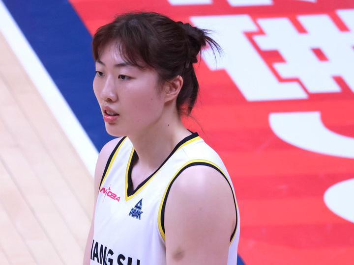 开云APP下载-轰16分+4记三分！中国女篮24岁1米86王牌真稳：未来闯荡WNBA？